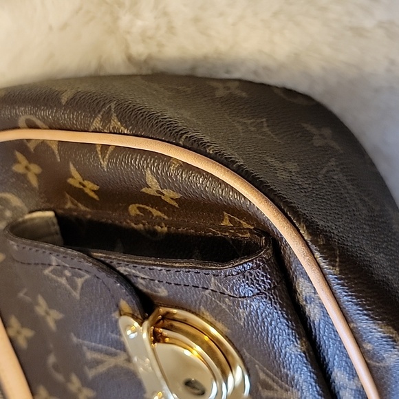 Louis Vuitton Hudson  Crossbody Bag - Picture 16 of 16